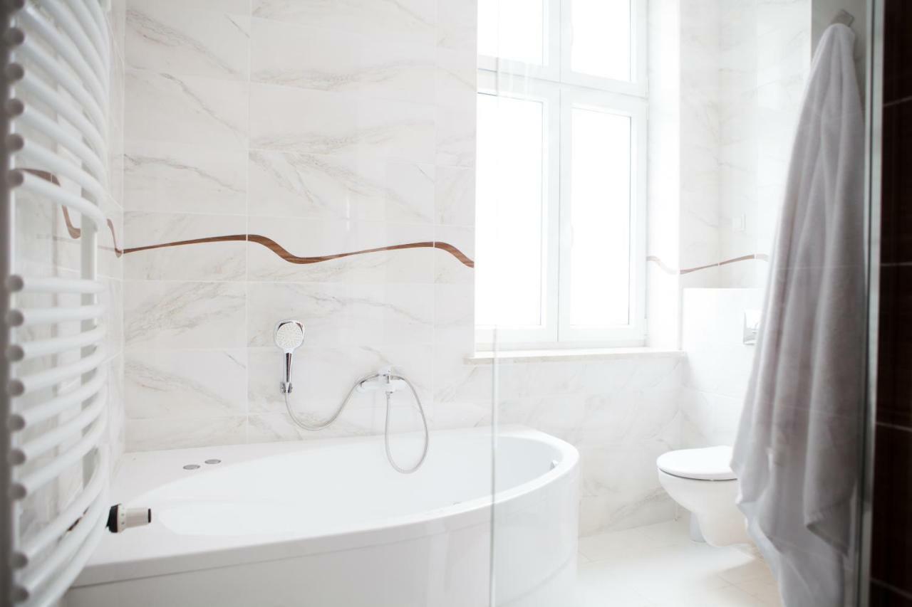 Czar Garbar Apartment Познан Екстериор снимка