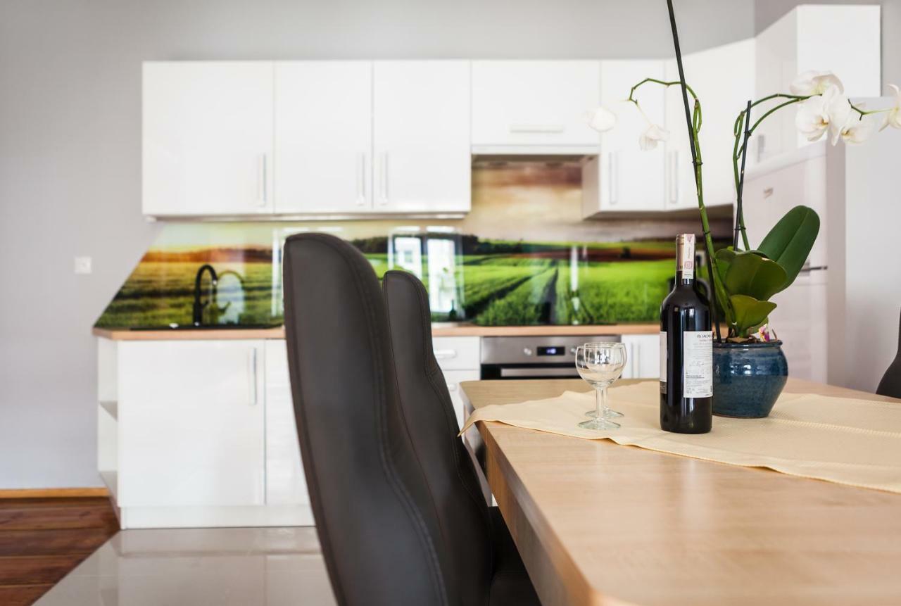 Czar Garbar Apartment Познан Екстериор снимка